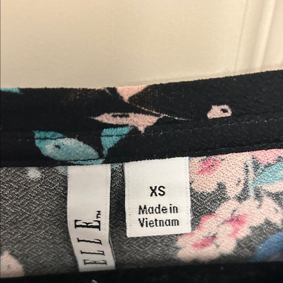 Elle Black Floral Short Sleeve Top - Picture 2 of 2